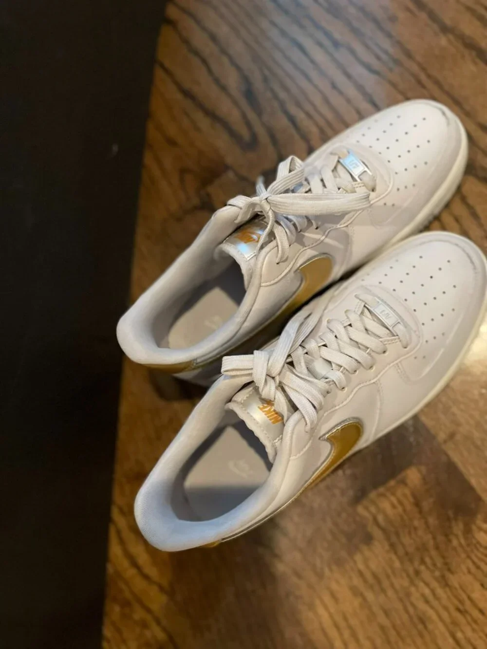 NIKE AIR FORCE 1 LOW WHITE GOLD METALLIC